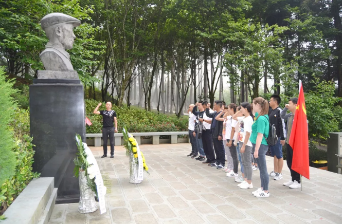 中共保山安利醫(yī)院有限責(zé)任公司支部委員會開展“不忘初心，牢記使命”愛國主義專題教育活動