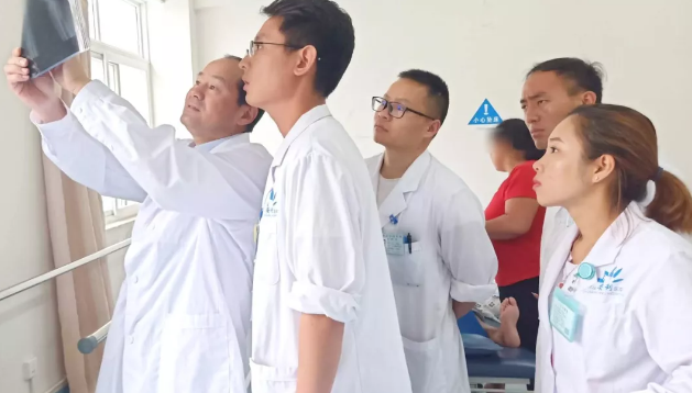 云南省康復(fù)三級體系項目中心葉斌團(tuán)隊到保山安利醫(yī)院進(jìn)行學(xué)科建設(shè)、業(yè)務(wù)指導(dǎo)及板橋中心衛(wèi)生院示范單位評審驗收并授牌