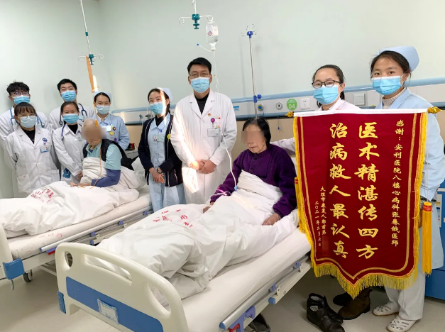 溫暖的陪伴、細心的照顧，兩位老人感恩贈錦旗！