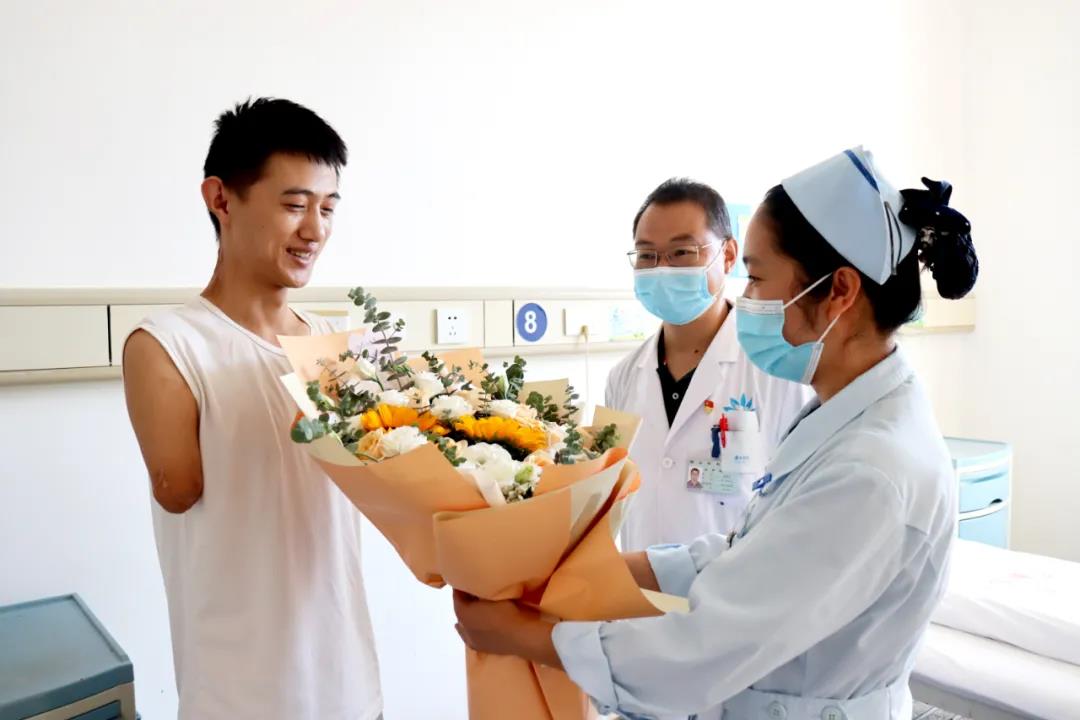 【保山安利醫(yī)院】雖然失去了雙臂，但他用堅(jiān)強(qiáng)、樂(lè)觀(guān)的態(tài)度讓生活充滿(mǎn)陽(yáng)光！