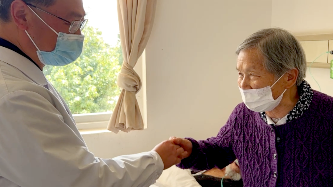 【保山安利醫(yī)院】百歲老人15年后再次到院做手術(shù)，老伴深表謝意“感謝你們給了他第二次生命”！