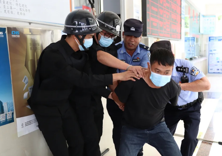警醫(yī)聯(lián)動(dòng)丨反恐防暴應(yīng)急演練，筑牢醫(yī)院安全防線